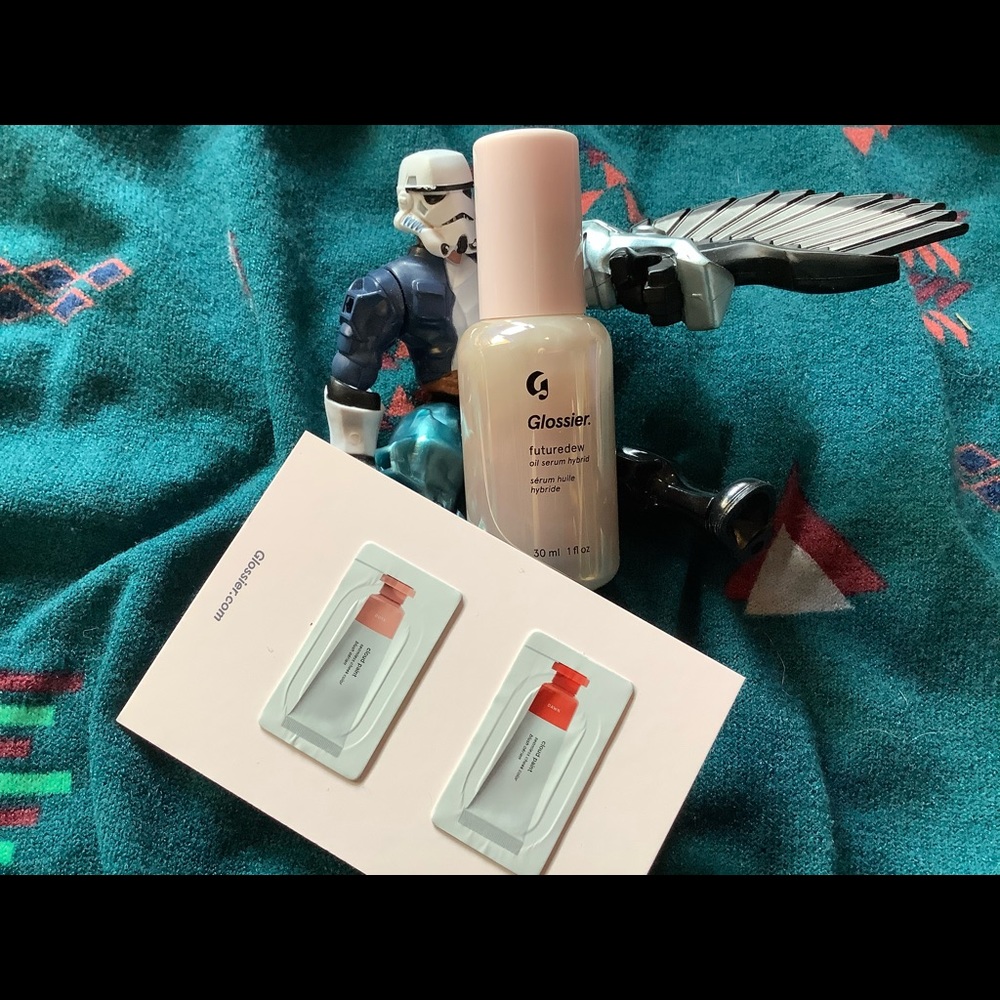 Glossier futuredew and cloud paint sample
